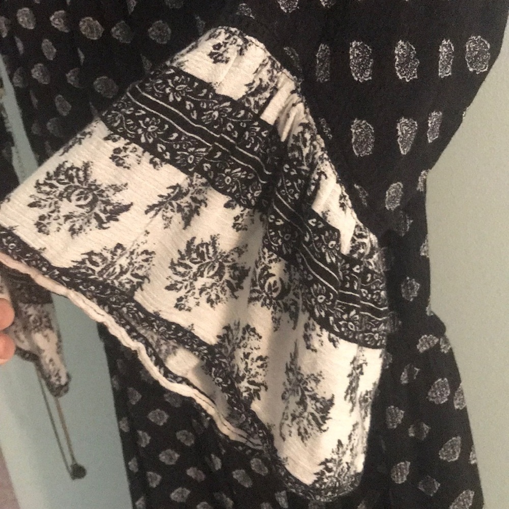 Bell-sleeve patterned Romper - Picture 3 of 3